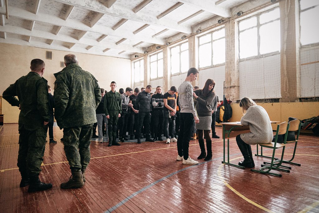 In the gymnasium of school no. 8, students are gathered to be measured for new uniforms. They  will take part in the Victory Parade for the "Great Patriotic War" on 8 May, as the Second World War is called here.