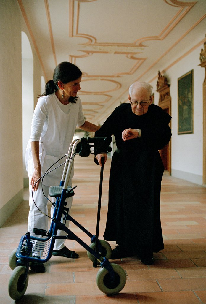 More than 100 monks live in Einsiedeln Monastery, the oldest and most frail ones in the internal care department. Father Beda is supported by the nurse Gabriela.